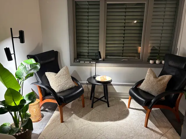 Samtalerom med to lenestoler